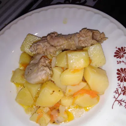 Картофель тушёный с куриными шейками