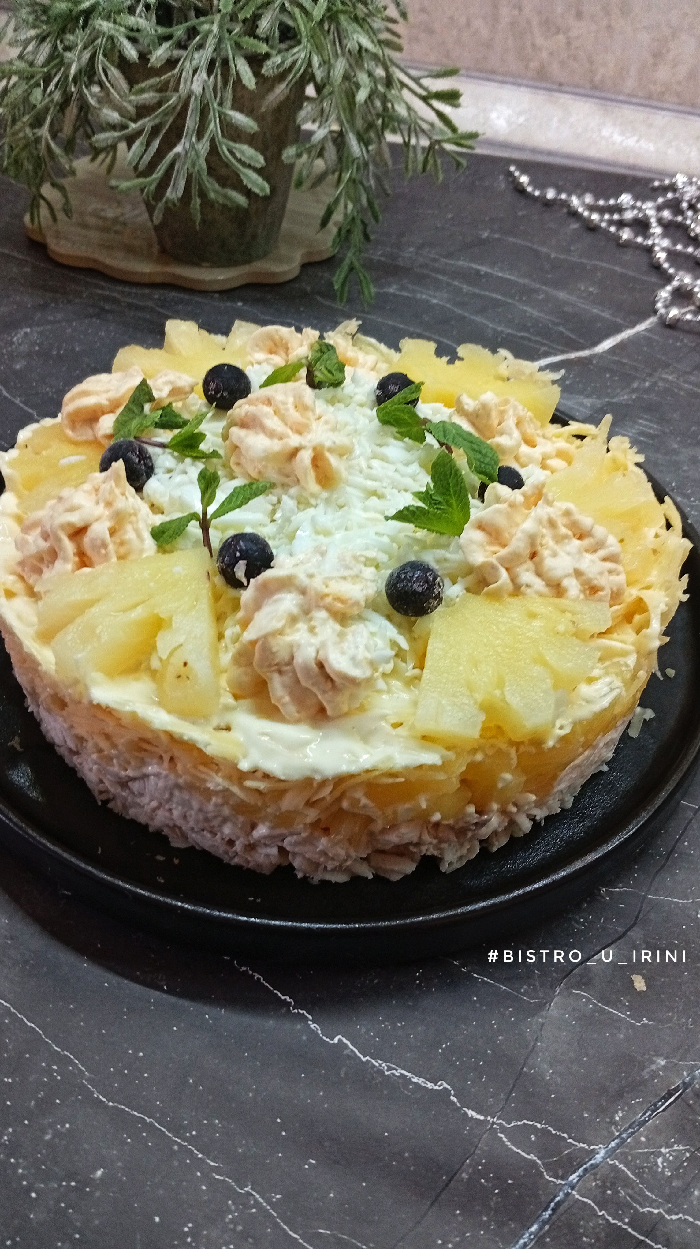 Салат с ананасами