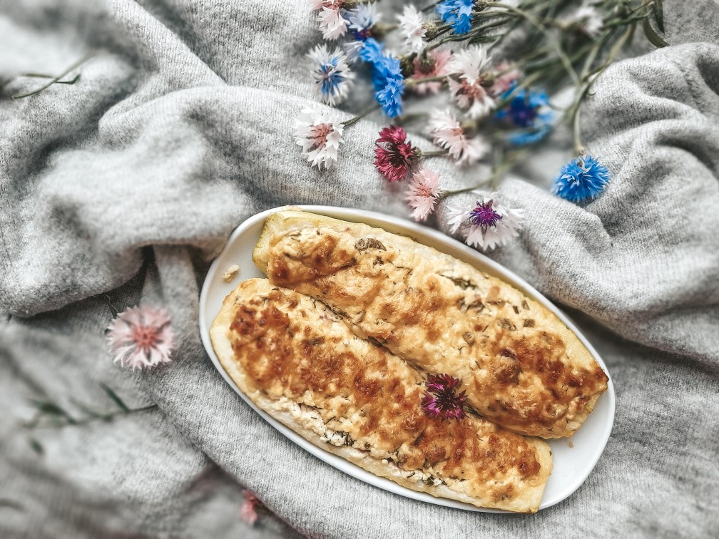 Лодочки из кабачка с творогом