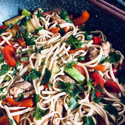 Лапша с курицей в соусе терияки