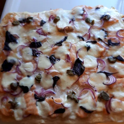 Сливочная пицца с лососем