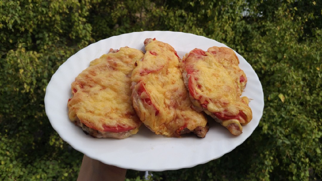 Свинина с помидорами и сыром
