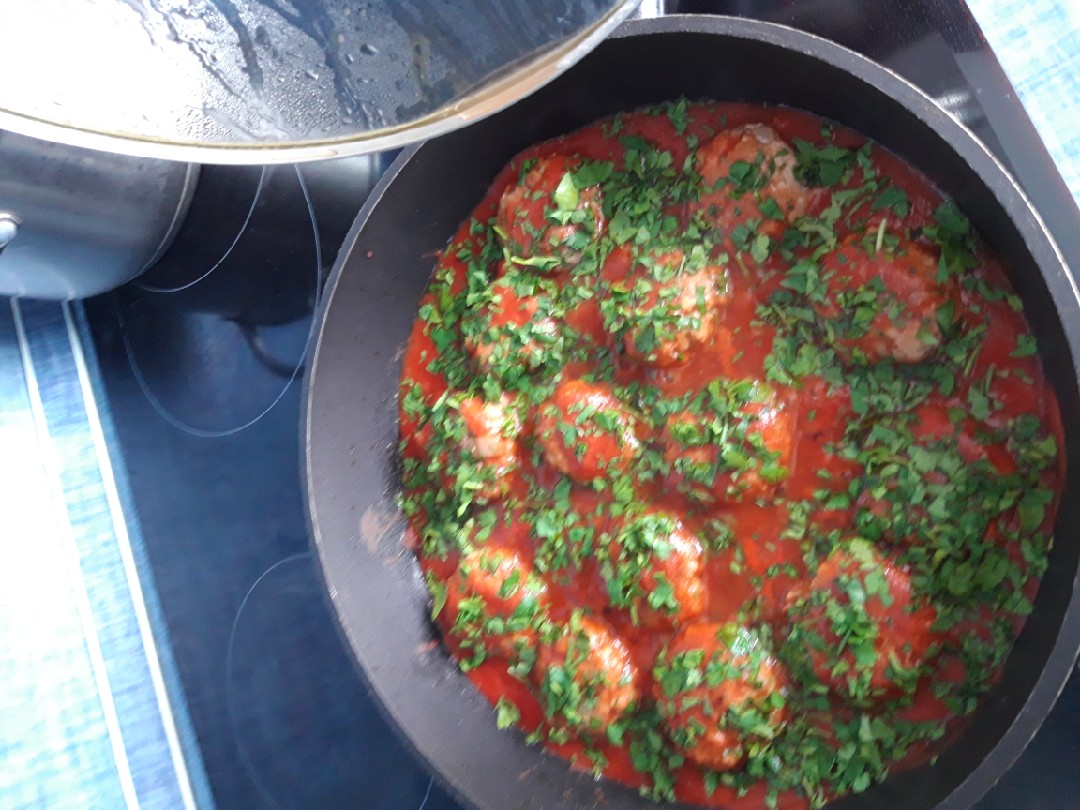 Мясные шарики в томатном соусе