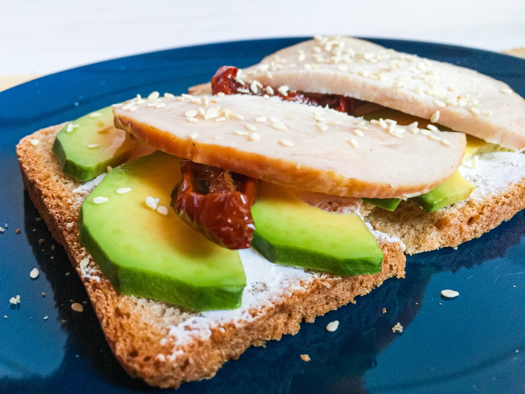 Быстрый завтрак — бутерброд с авокадо и куриным рулетом