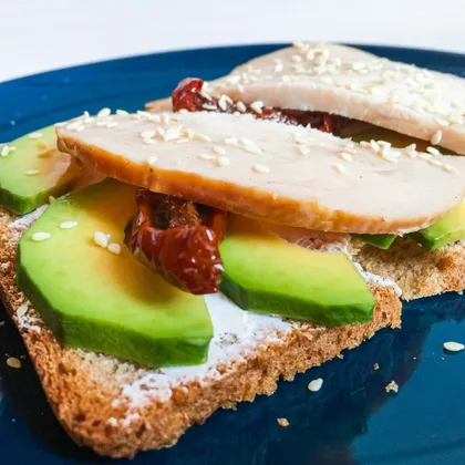 Быстрый завтрак — бутерброд с авокадо и куриным рулетом