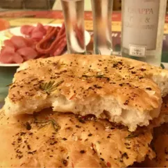 🇮🇹 Focaccia (Фокачча) - итальянская пшеничная лепёшка с розмарином и ароматными приправами