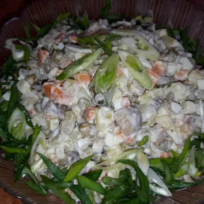 Салат с маринованными грибами и зелёным горошком