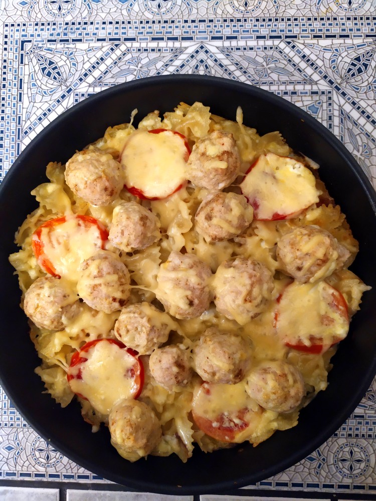 Запеканка из макарон с фрикадельками