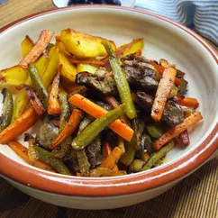 Жарёха из печени с маринованными огурцами 