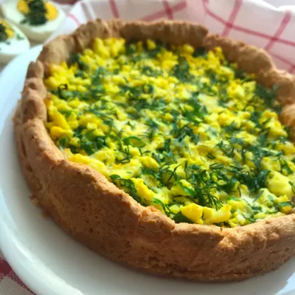 Открытый пирог с яйцом, сыром и зелёным луком