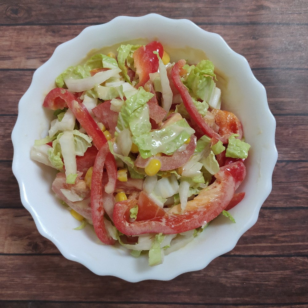 Овощной салат с помидором и кукурузой (веганский)