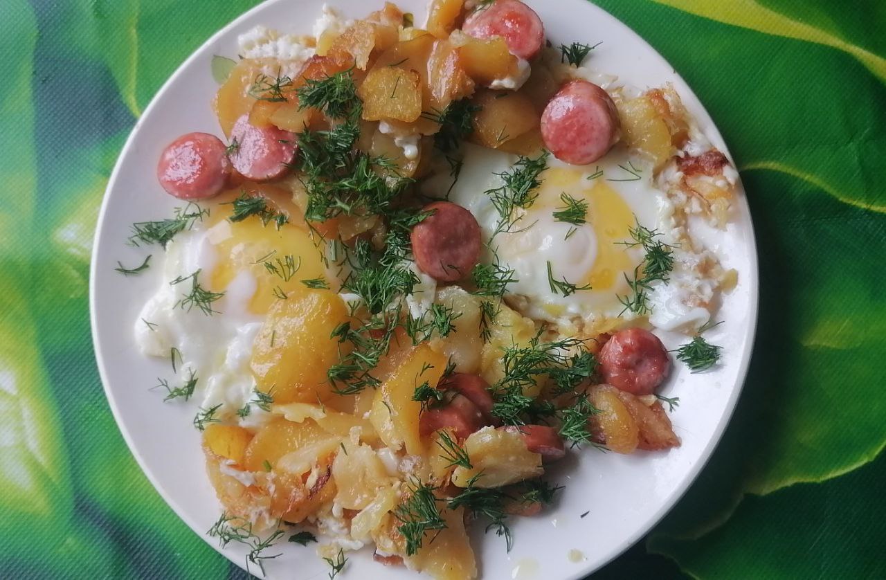  Жареный картофель с сосиской и яйцом