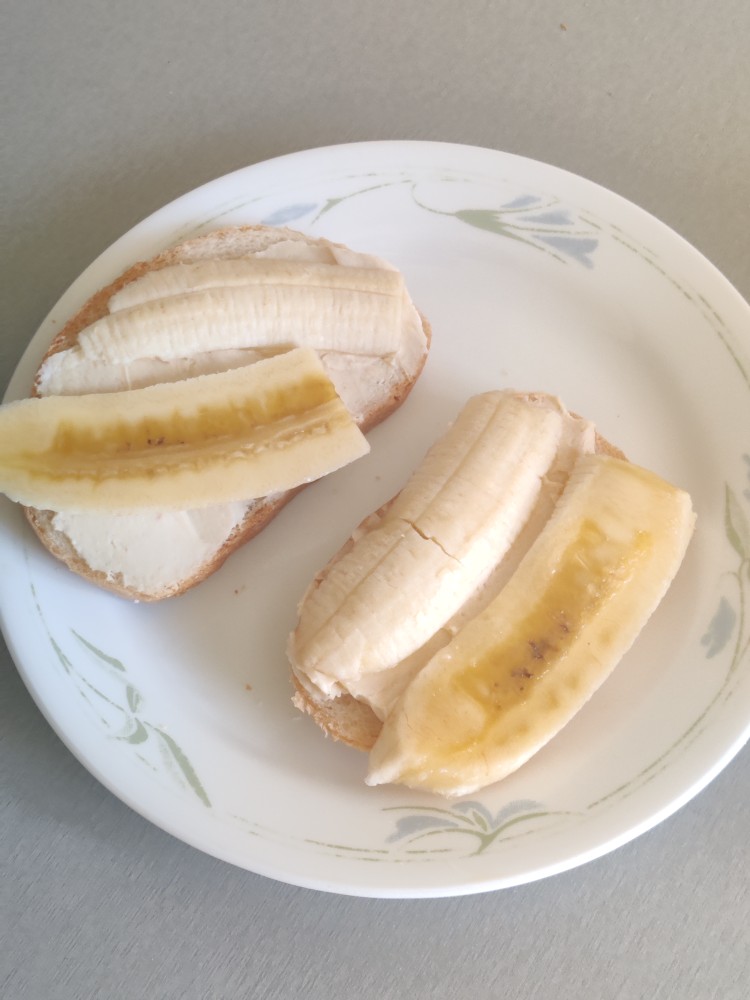 Бутерброд с арахисовой пастой, творогом и бананом
