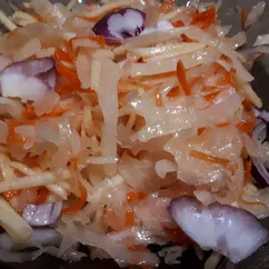 Салат с квашеной капустой