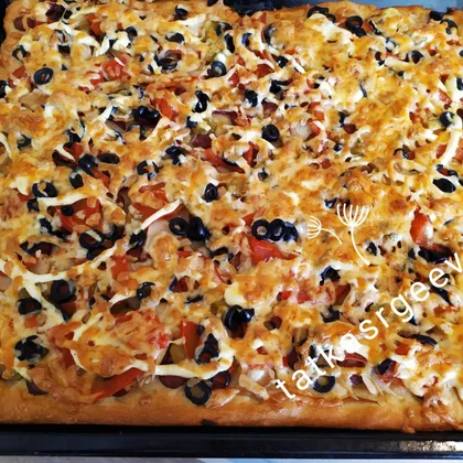 Домашняя пицца с охотничьими колбасками и грибами