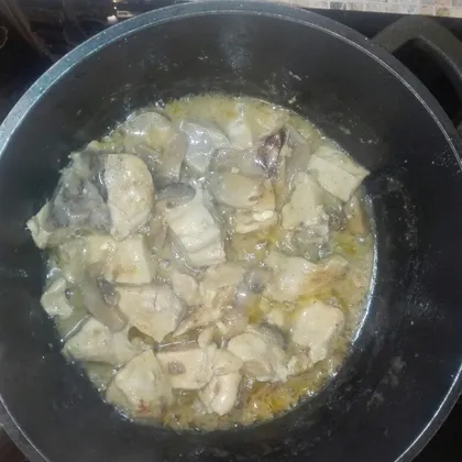 Куриная грудка с грибами под сливочным соусом