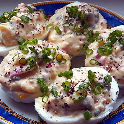 Яйца, фаршированные сыром, каперсами и луком #кулинарныймарафон