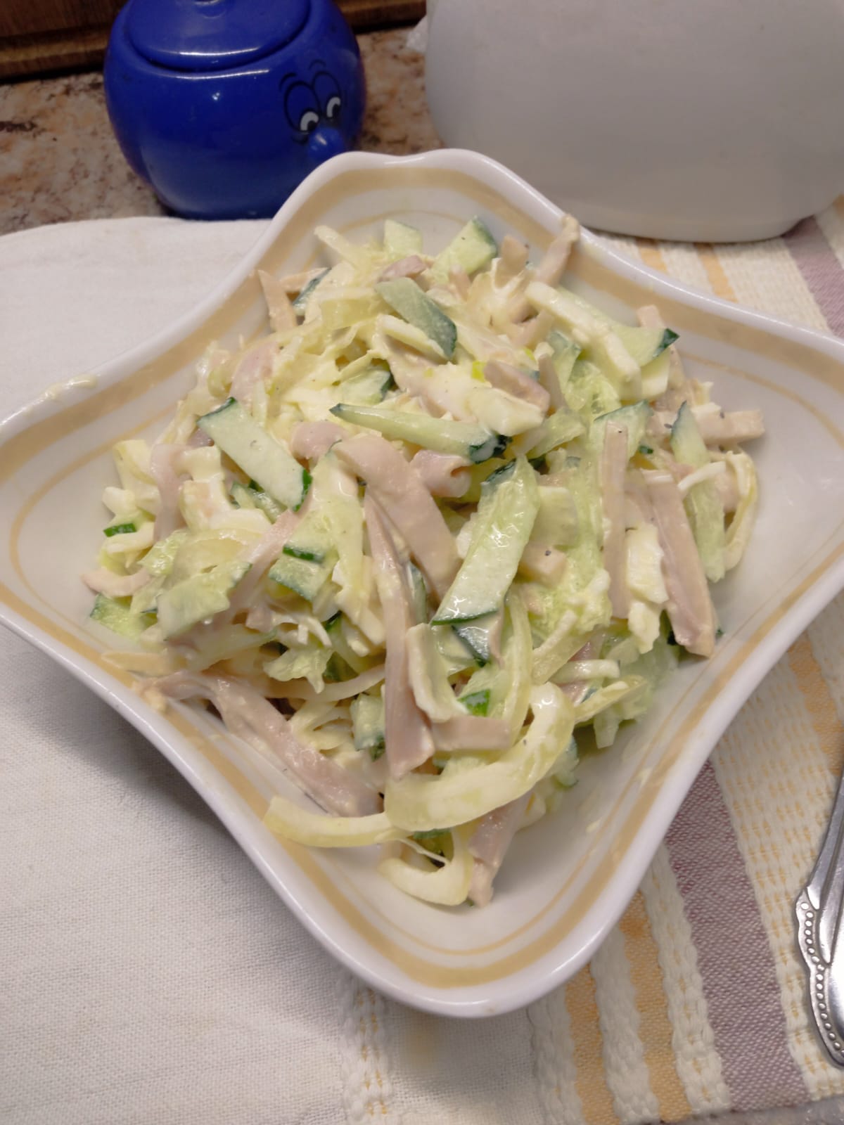 Салат из кальмаров, яиц и огурца 