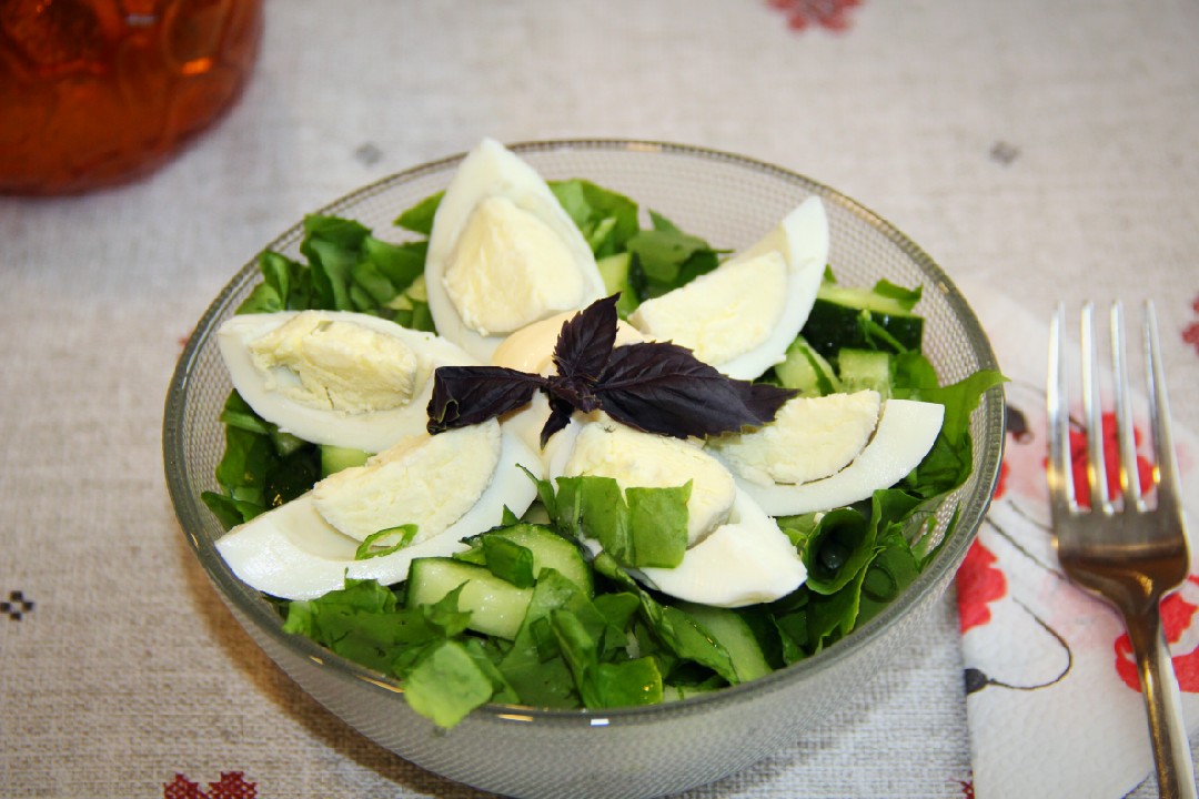 Огуречный салат с щавелем