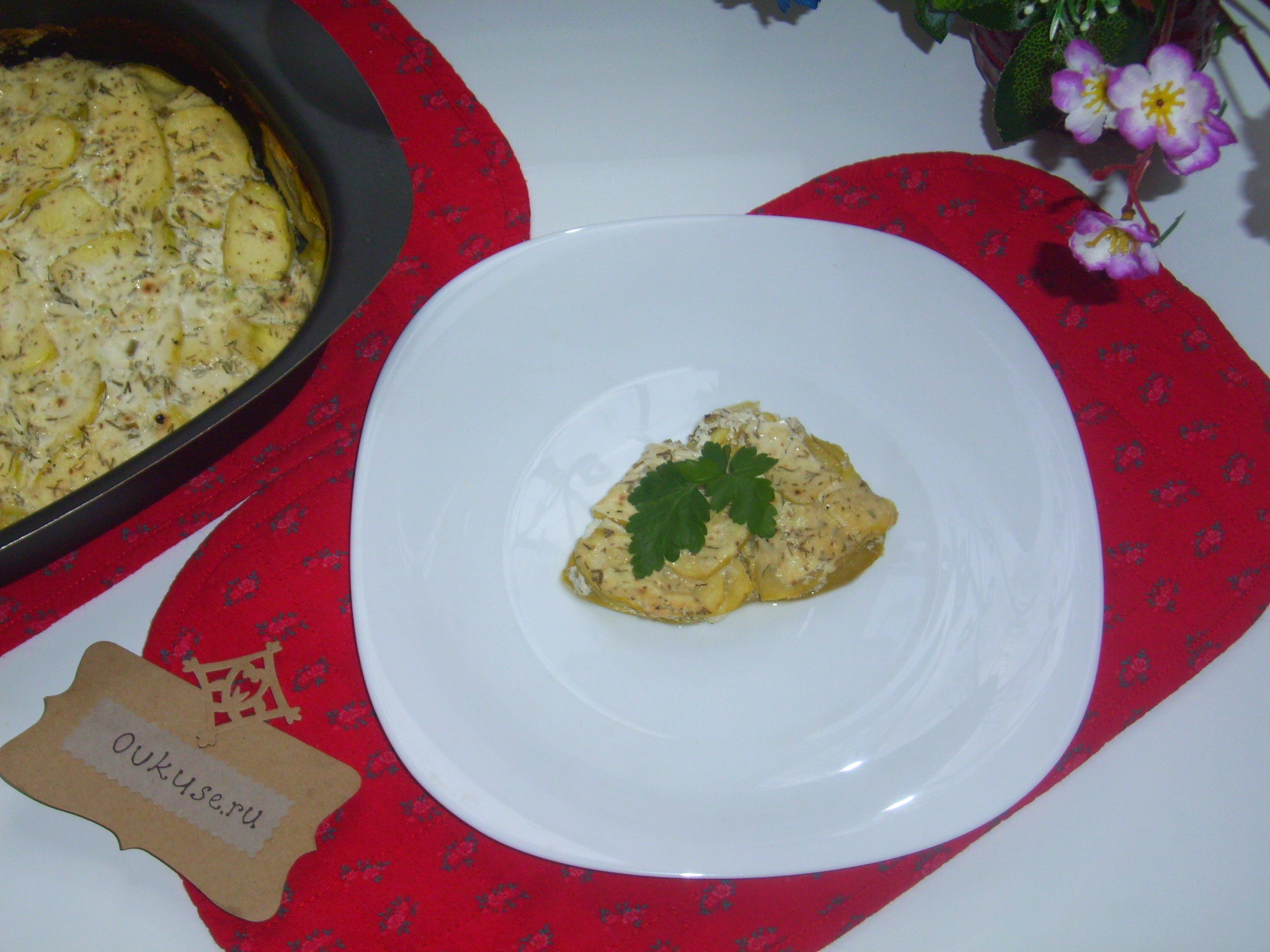 Запеченные кабачки с чесноком и сметаной