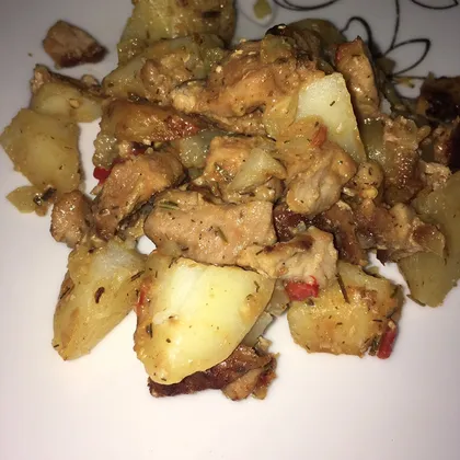Картошка тушенная с овощами и мясом