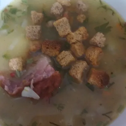 Суп гороховый с копченостями и сухариками