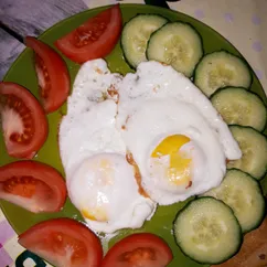 🍳🥒🍅Яичница на завтрак