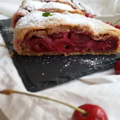 Штрудель с вишней, грецкими орехами и корицей