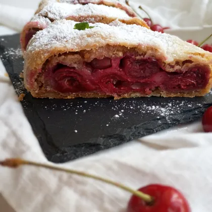 Штрудель с вишней, грецкими орехами и корицей