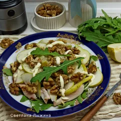 Салат с копченой курицей и грецкими орехами