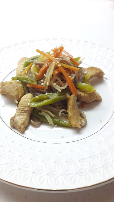Мясо курицы с овощами и гречневой (соба), рисовой лапшой и с фунчозой