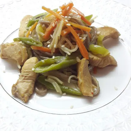 Мясо курицы с овощами и гречневой (соба), рисовой лапшой и с фунчозой