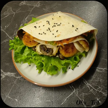 Тортилья с грибами, корейской морковью, наггетсами и помидорами