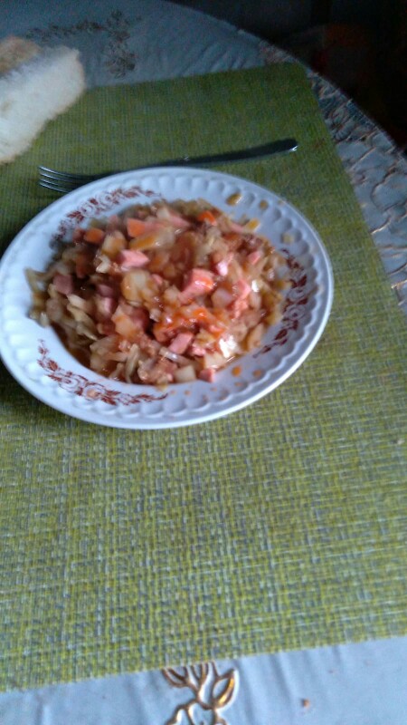 Свежая капуста тушеная со шкварками помидорами и колбасой