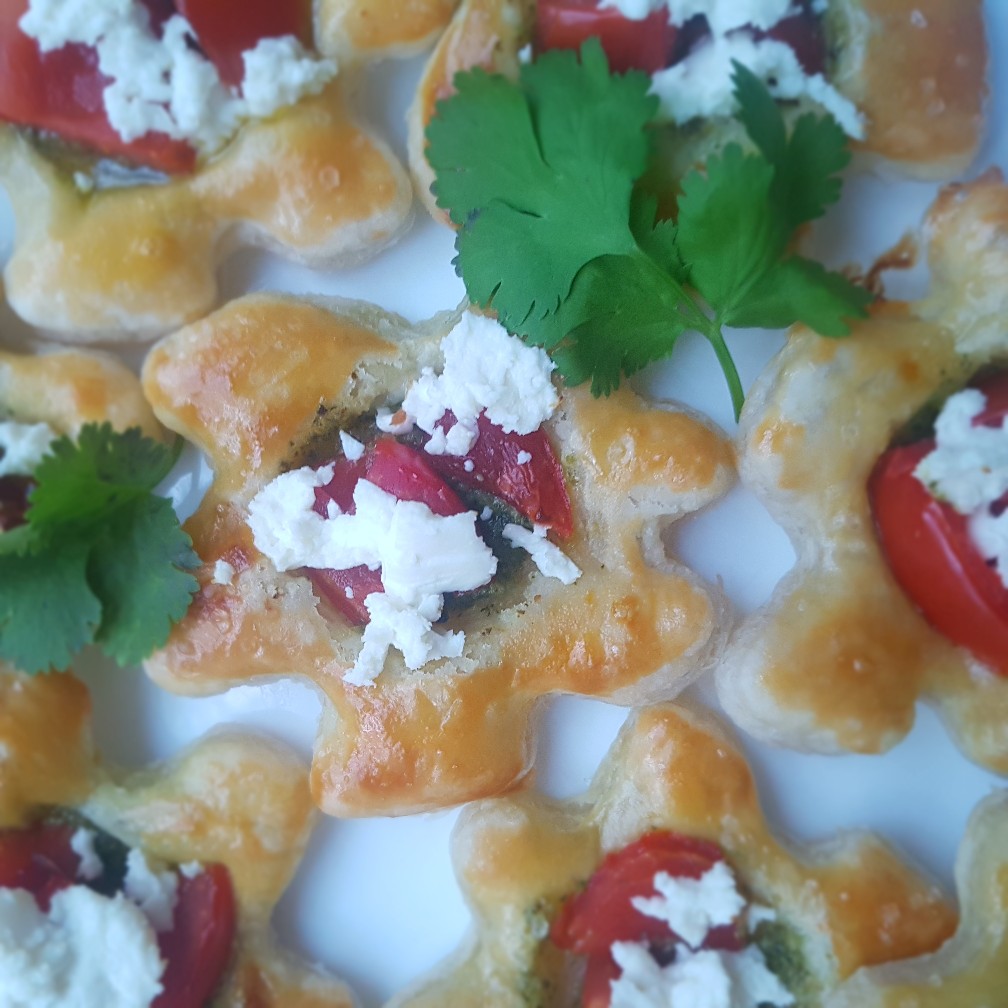 Слоечки с песто, фетой и черри