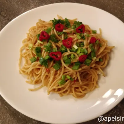 Спагетти с перцем чили, чесноком и зелёным луком
