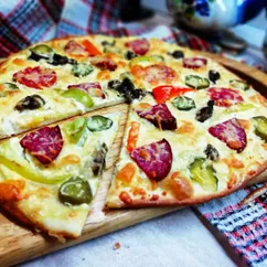 Пицца на сливочной основе с курицей и грибами🍕