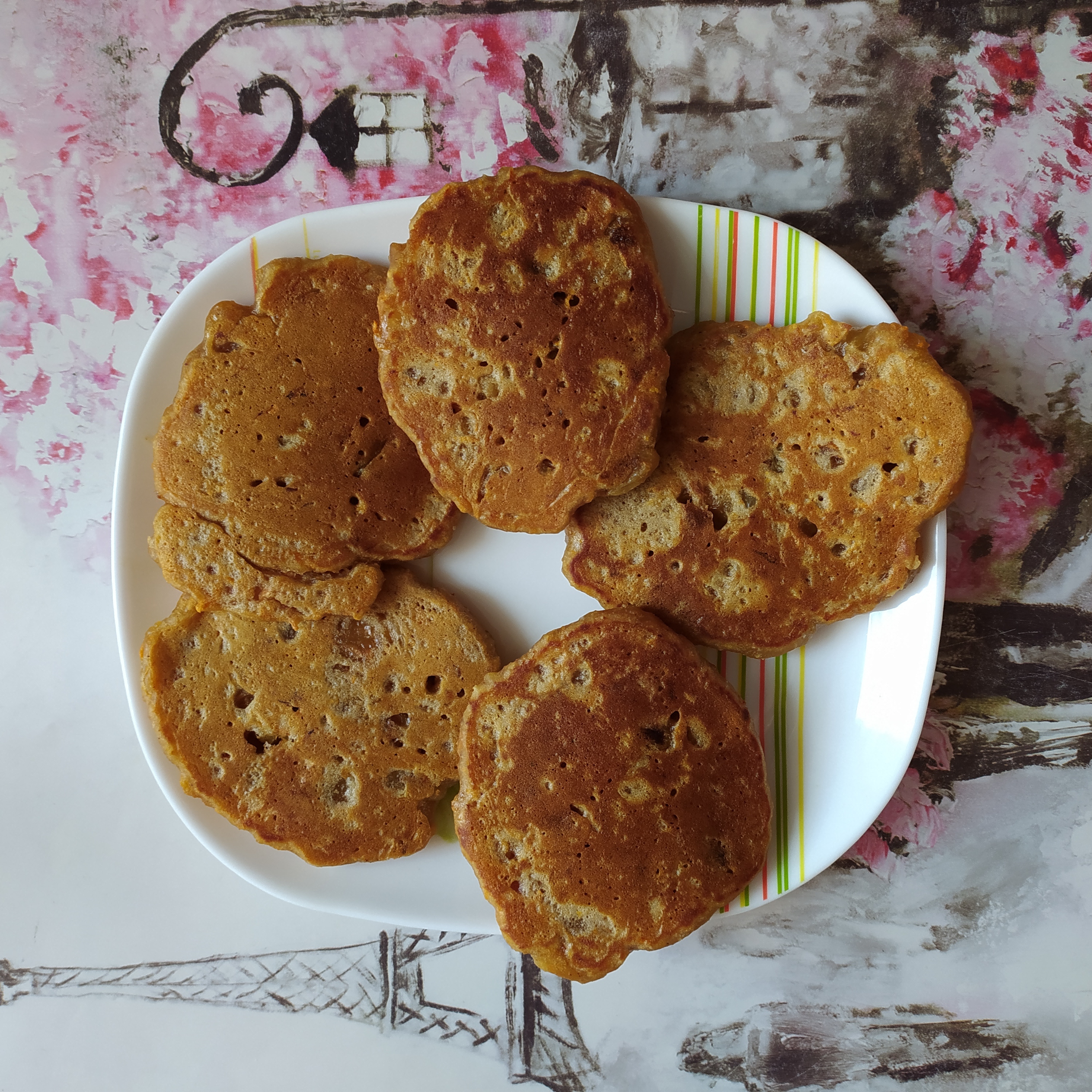 Морковные оладьи с изюмом, орехами и корицей (веганские)