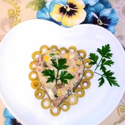 Салат из тунца, с кукурузой и оливками