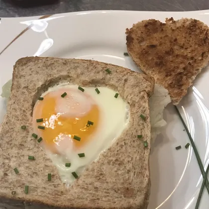 Сандвич с яйцом глазуньей