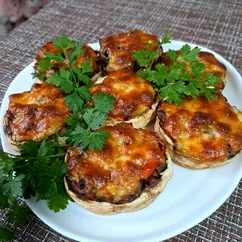 Шампиньоны фаршированные помидорами и сыром