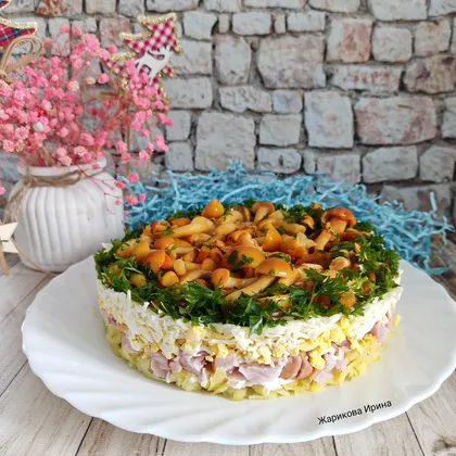 Салат с маринованными опятами и копчёной курицей