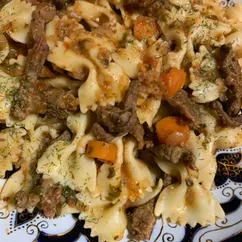 Макароны бантиком с мясом и морковкой