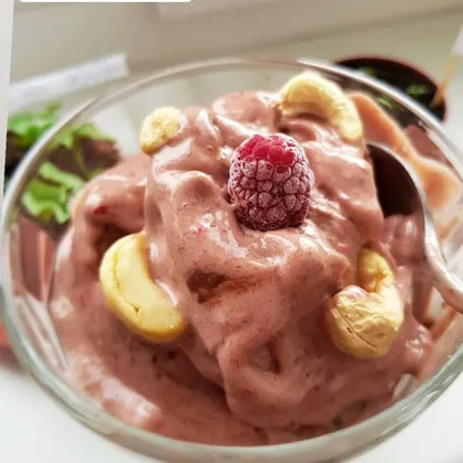 Бананово-шоколадное мороженое с ягодами