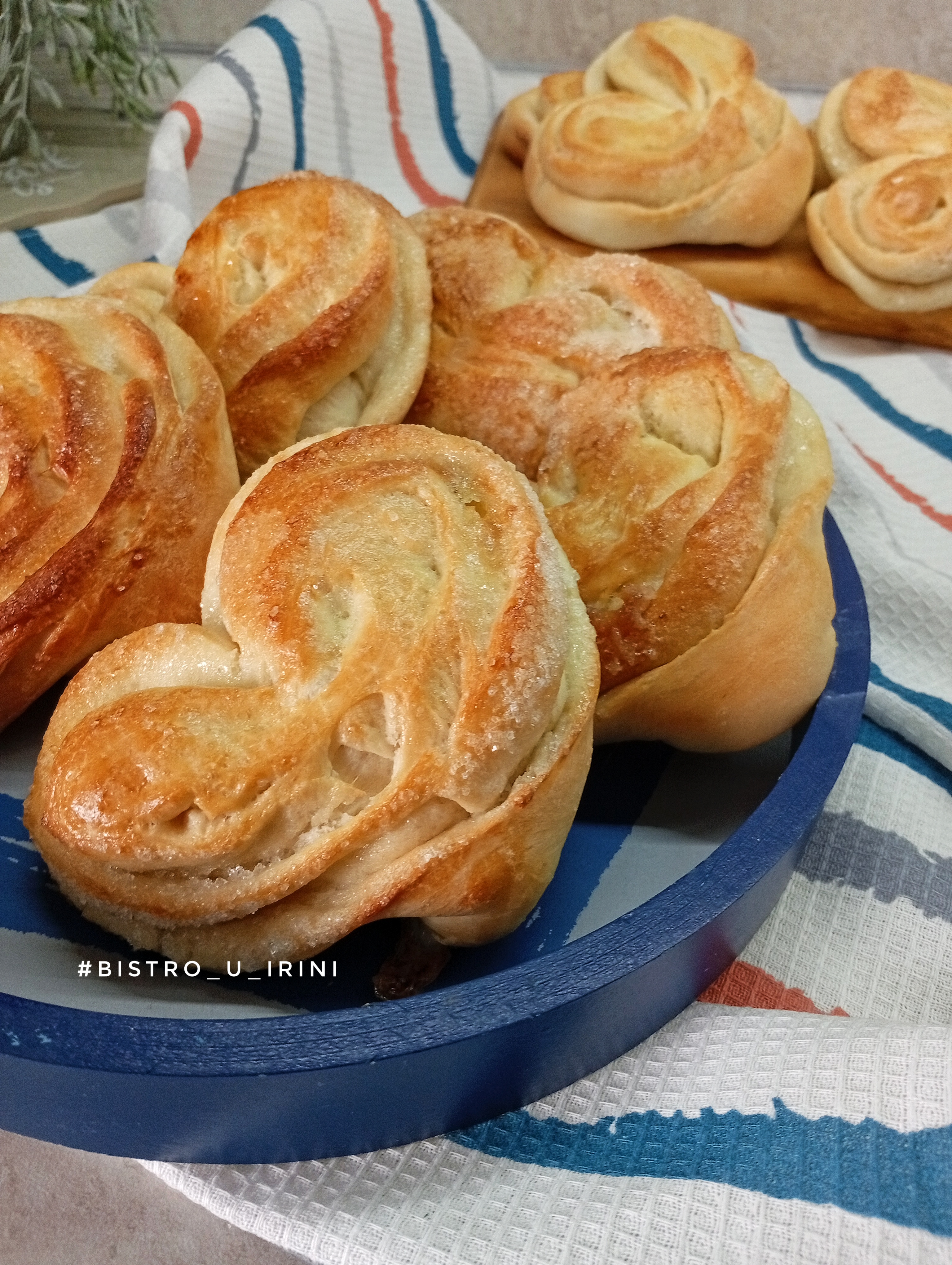 Булочки-сердечки с сахаром