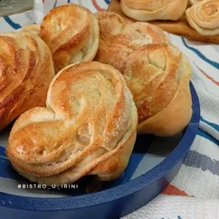 Булочки-сердечки с сахаром