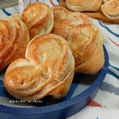 Булочки-сердечки с сахаром