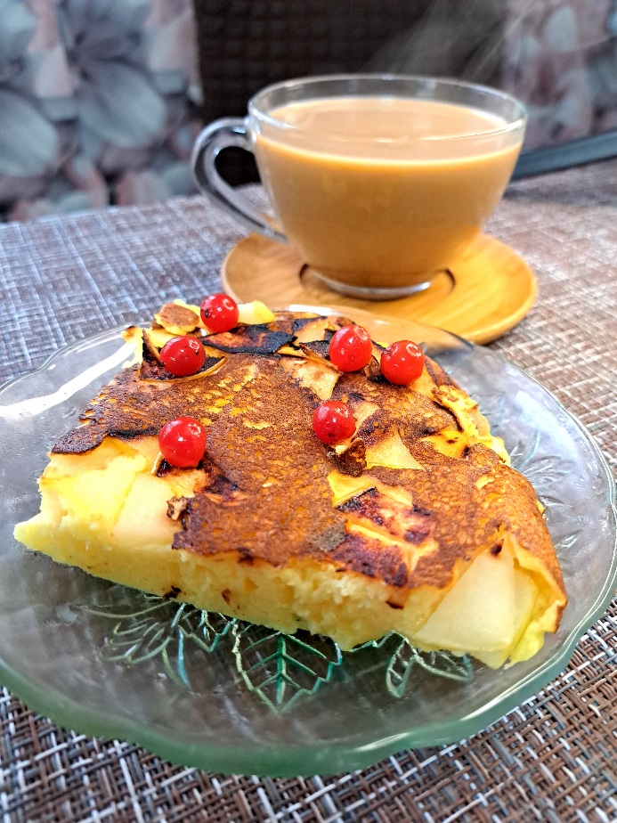 Шарлотка с яблоками на сковороде 