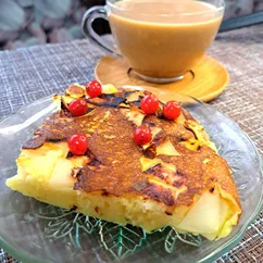 Шарлотка с яблоками на сковороде 