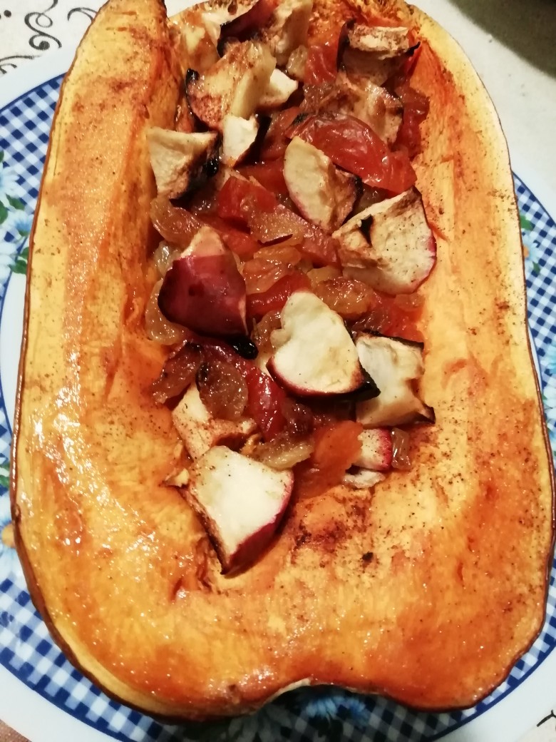 Тыква запечённая с яблоком и сухофруктами
